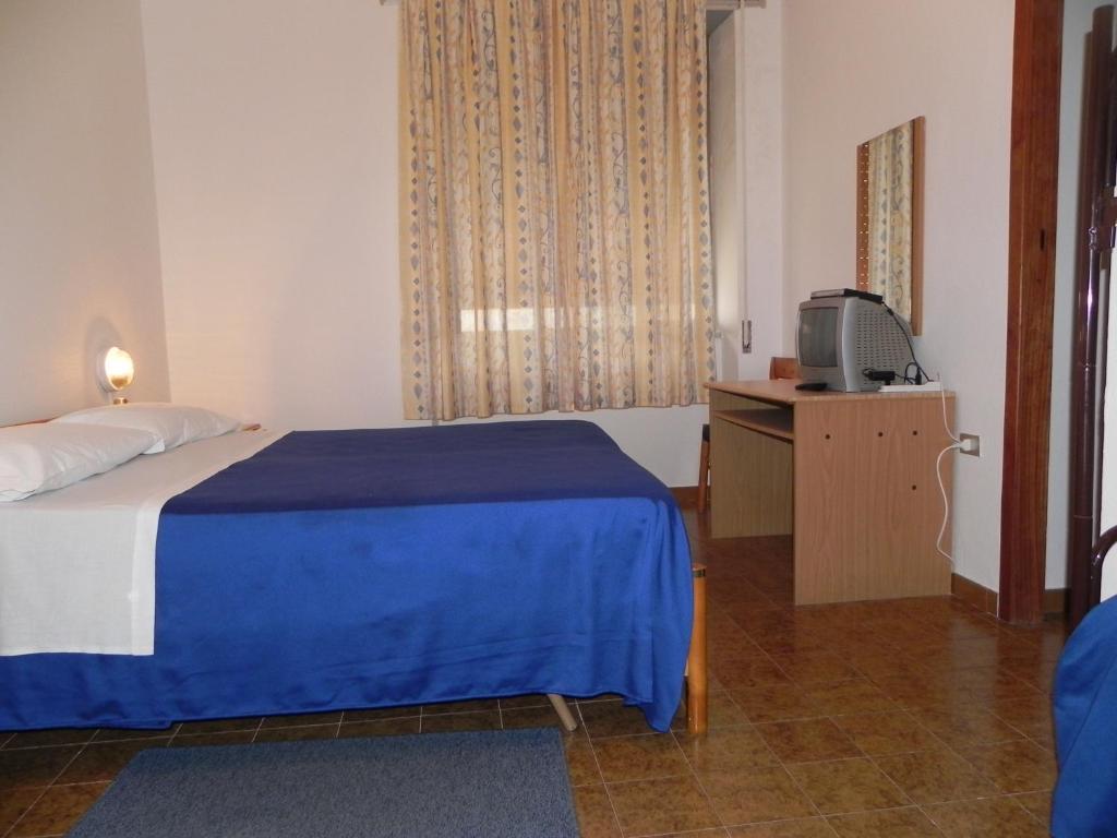 Hotel Fjby Калазета Стая снимка