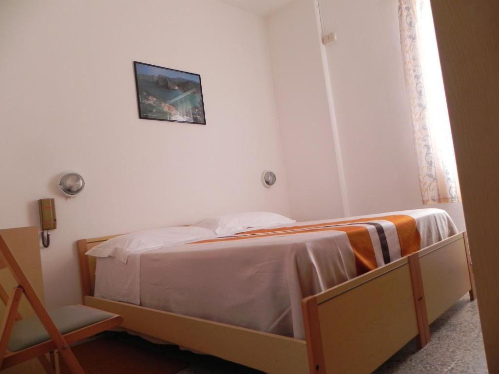 Hotel Fjby Калазета Стая снимка